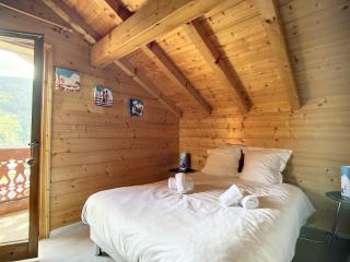Chalet rénové avec jacuzzi, cheminée et terrasse à Méribel - FR-1-688-64 - 2
