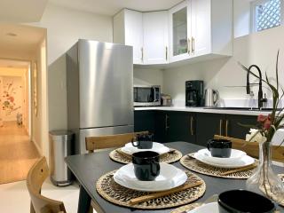 3Beds 2BA Cherry Blossom Suite - Free Parking - Central Oakridge Neighbourhood - 7