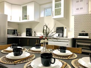 3Beds 2BA Cherry Blossom Suite - Free Parking - Central Oakridge Neighbourhood - 1