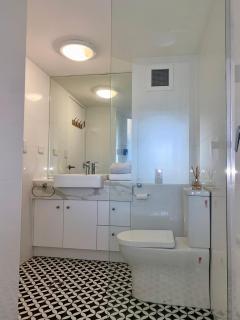 Beachfront Top Floor Resort Queen Studio at Alex Beach Resort - Alexandra Headland - 1