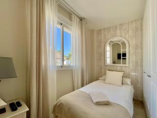 UNIQUE TOWNHOUSE IN FRONT OF PUERTO BANUS - Marbella - 6