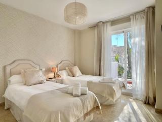 UNIQUE TOWNHOUSE IN FRONT OF PUERTO BANUS - Marbella - 7