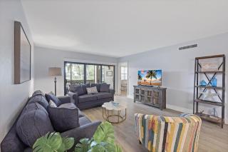 Spacious condo with lanai, pool and steps to beach - 8