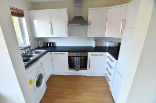 Stylish 2BR Flat - 2 Free Parking Spaces - Near LGW Airport - Crawley - 1