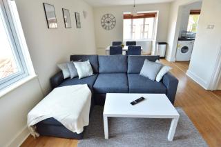 Stylish 2BR Flat - 2 Free Parking Spaces - Near LGW Airport - Crawley - 9