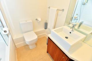 Stylish 2BR Flat - 2 Free Parking Spaces - Near LGW Airport - Crawley - 3