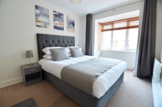 Stylish 2BR Flat - 2 Free Parking Spaces - Near LGW Airport - Crawley - 0