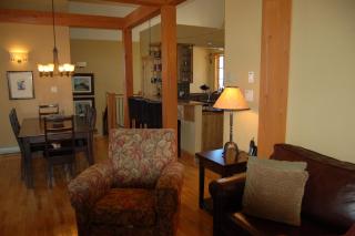 Lush Mountain Accommodations - Golden - 2