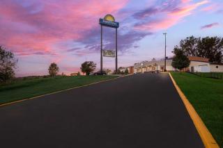 Days Inn by Wyndham Newton - 5