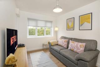 The Willows with Free Parking for 2 Cars - 3