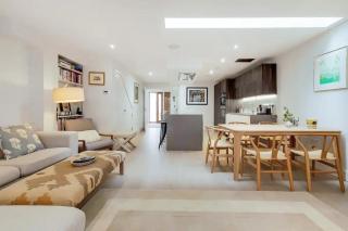 VW5 - Luxury 3 Bed Townhouse with Parking - by Short Stories London - 4