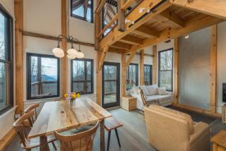 Standing Bear Retreat Pet Friendly, Hot Tub, Fire Pit & Mountain Views! - Old Fort - 0