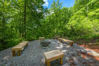 Standing Bear Retreat Pet Friendly, Hot Tub, Fire Pit & Mountain Views! - Old Fort - 6