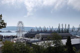 TOPAZ Beachfront Apartment - 9