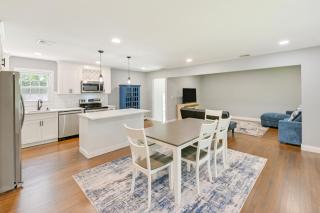 Hampton Bays Retreat Walk to Squires Beach! - Hampton Bays - 0