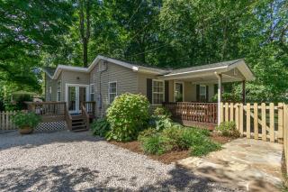 Charming Pet-Friendly Cottage Walkable to Town! - 3