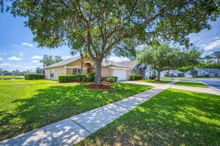 Charming 3BR home in Kissimmee with private pool and lake view, perfect for families. - 5