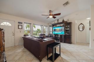 Villa Serenity NOW is the picture-perfect PET FRIENDLY Villa for you and your loved ones! - Cape Coral - 2