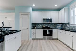 Cozy Beach Home with Hot Tub, Resort Amenities, Oceanbay, lake views and 3 decks! - Galveston - 5