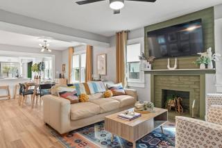 Urban Flamingo Retreat Modern Meets Tropical in this Beautiful, Updated Pet Friendly 3BD Pool Home with Outdoor Living Space - Tampa - 8