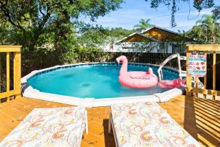 Urban Flamingo Retreat Modern Meets Tropical in this Beautiful, Updated Pet Friendly 3BD Pool Home with Outdoor Living Space - Tampa - 9