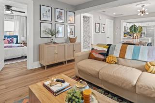 Urban Flamingo Retreat Modern Meets Tropical in this Beautiful, Updated Pet Friendly 3BD Pool Home with Outdoor Living Space - Tampa - 2