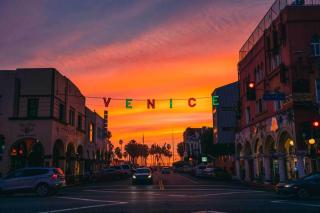Chic Venice Beach Bungalow Steps from the Canals & Beach - Los Angeles - 3