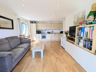 London Apartment with Balcony and Canal Views - 1