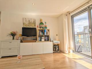London Apartment with Balcony and Canal Views - 2