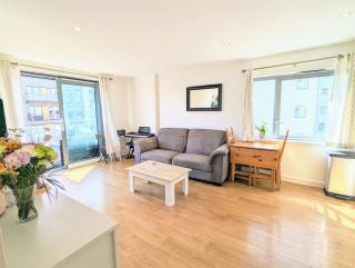 London Apartment with Balcony and Canal Views - 3