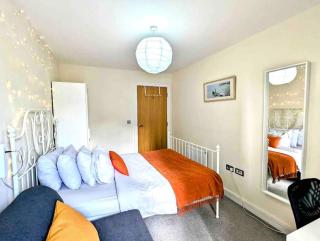 London Apartment with Balcony and Canal Views - 6