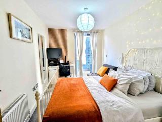 London Apartment with Balcony and Canal Views - 7