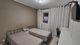 Quarto com 2 Camas de Solteiro Ar Condicionado Frigobar Smart TV e Café da Manhã - Porto Alegre - 5