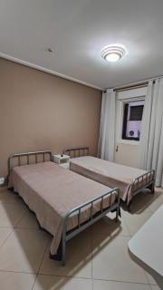 Quarto com 2 Camas de Solteiro Ar Condicionado Frigobar Smart TV e Café da Manhã - Porto Alegre - 1