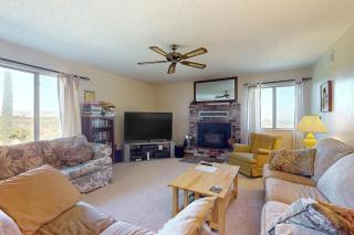 4BR Sierras-View Home with Pool and AandC - Dogs OK - 8