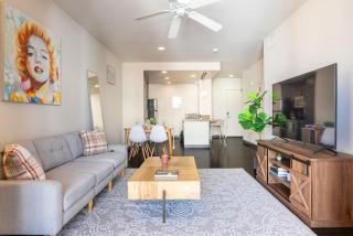 One Bedroom Apartment With View - Los Angeles - 6