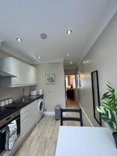 JAN'S HAVEN Wembley Park - lovely 1 bedroom flat, sleeps 4, free parking, 10 minutes from Wembley stadium and Wembley Park station - 4