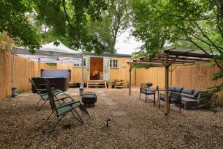 Shepherds Hut with Hot Tub - - 0