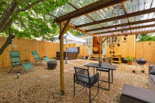 Shepherds Hut with Hot Tub - - 2