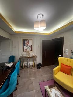 luxury flat with garden and private entrance شقة فاخرة بحديقة و مدخل خاص - Cairo - 6
