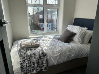Family-Friendly 4BR Home in Sale, Manchester - Garden & Double Driveway - 6