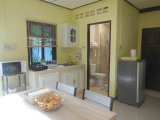 Guest House, shared pool, private bathroom and kitchen - Phuket - 9