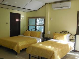 Guest House, shared pool, private bathroom and kitchen - Phuket - 2