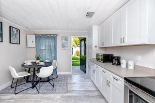 Cozy Clearwater 2BR-1BA Home, 10 Mins to Beach & Downtown! - Clearwater - 7