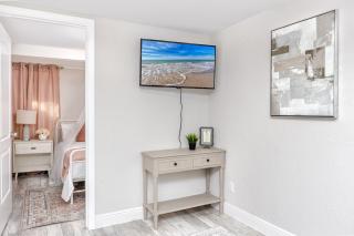 Cozy Clearwater 2BR-1BA Home, 10 Mins to Beach & Downtown! - Clearwater - 2