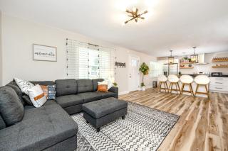 Modern Stay - Sleeps 7, 4 Beds - 8 Mins to Beach, 2 Mins to Downtown - 7