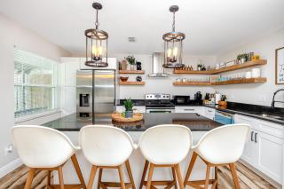 7 People 4 Beds - 8 mins to beach by car - 2 mins to downtown - MODERN - 0