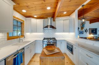 Serene Island Retreat with Beach Access and Mtn Views! - Freeland - 2