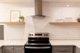 Styled, cozy residential retreat near town center - 8