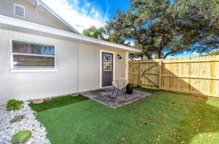 Modern Retreat - 8 Mins to Beach, Queen Bed, Free Parking - Largo - 0
